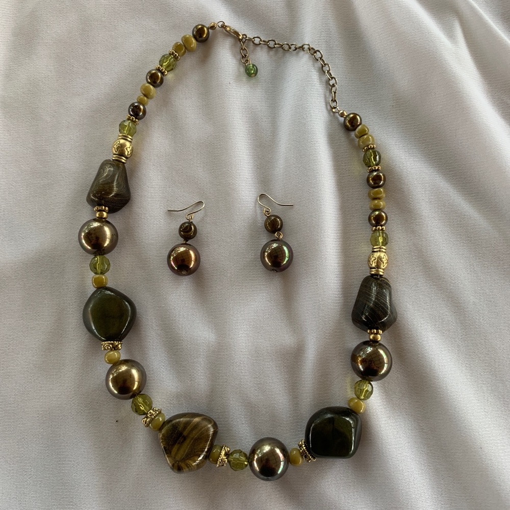 Green stone beaded necklace/earring set.